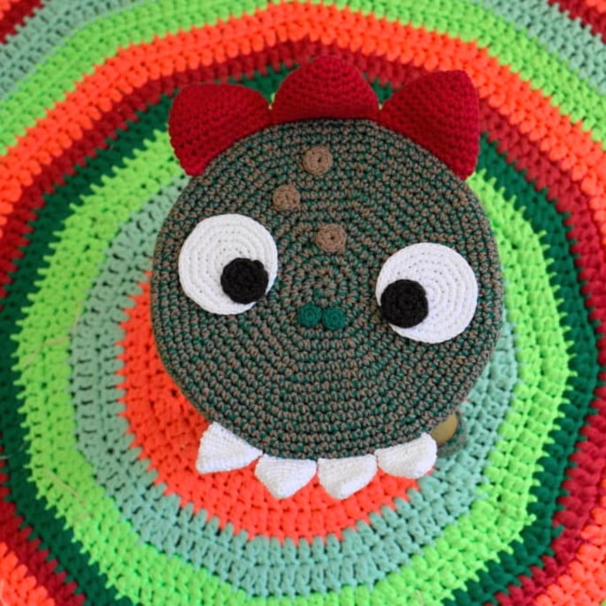 Banquinho Dino de Croche