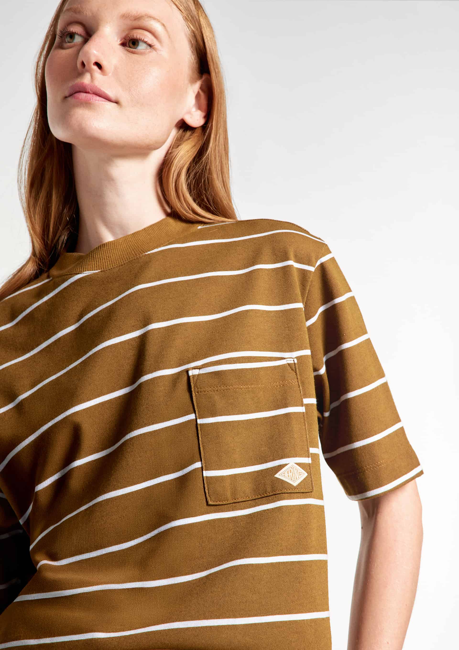 Camiseta Feminina Listrada Com Bolso - Marrom