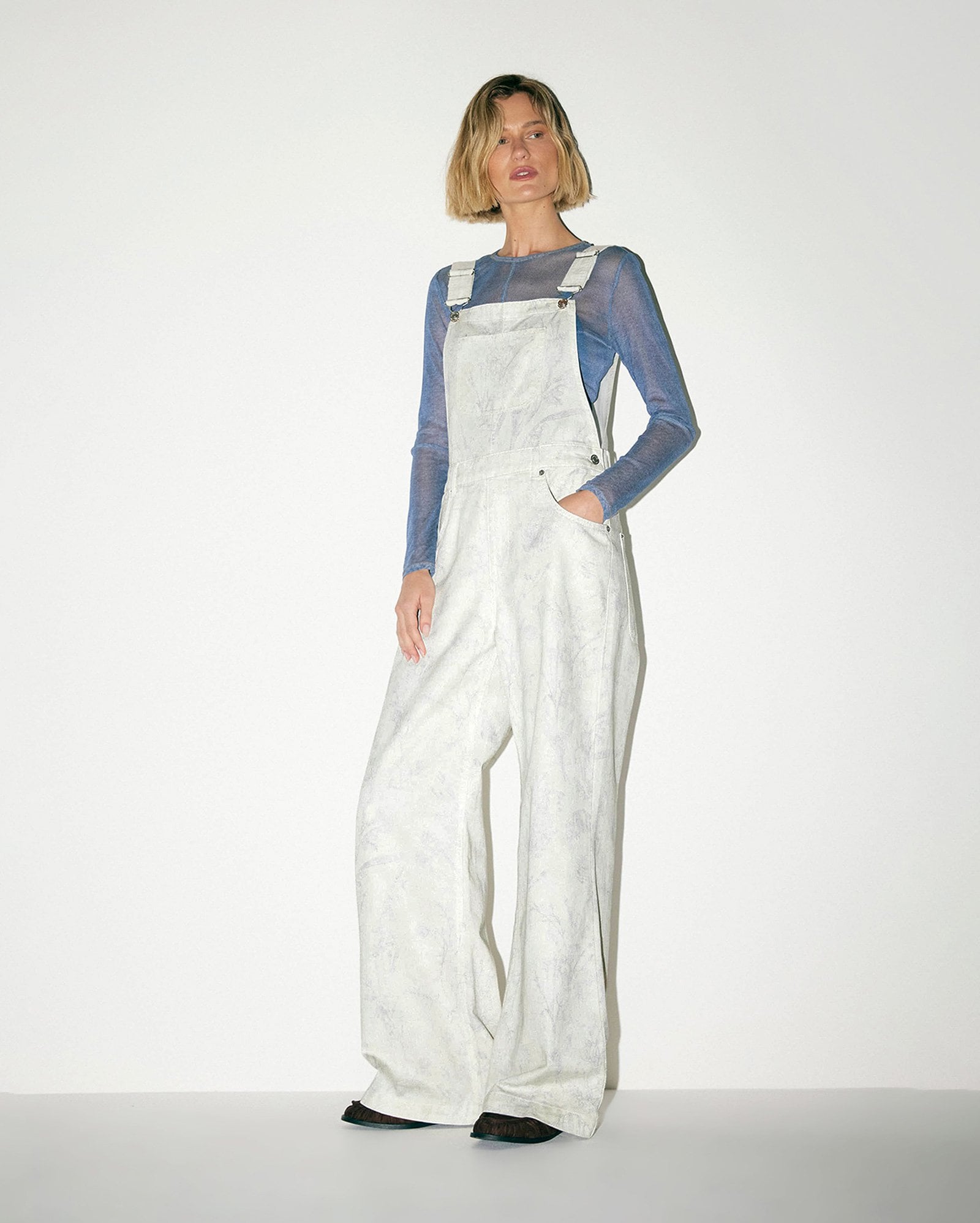 Jardineira sarja feminina floral - off-white | Pool Jeans