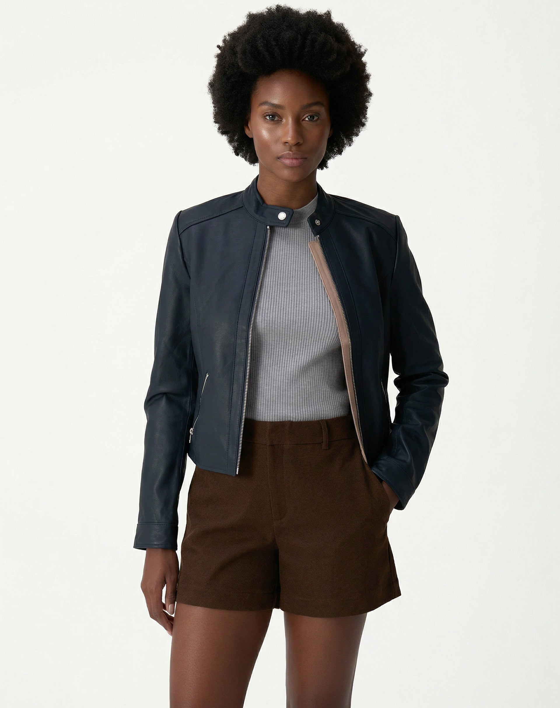 Jaqueta
  

  
    Couro
  

  
    Pelica
  

  
    Essential