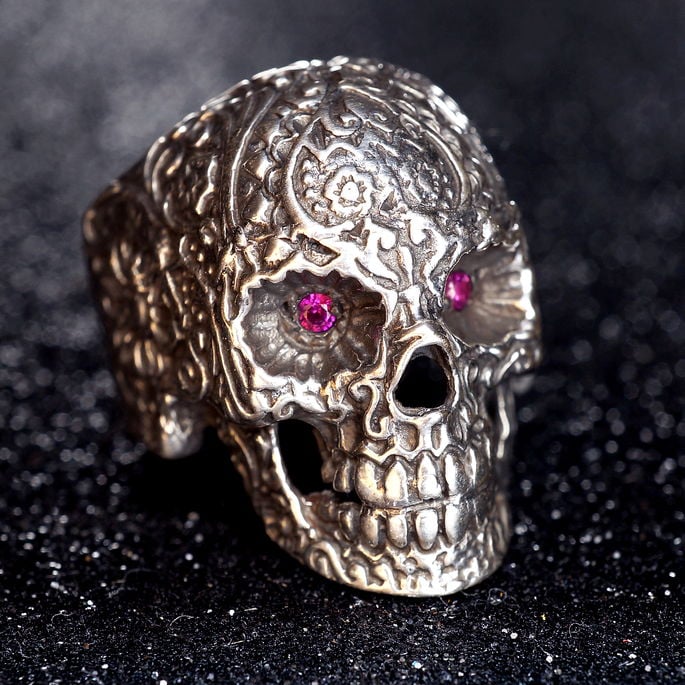 Anel Caveira em Prata Envelhecida Tatuada