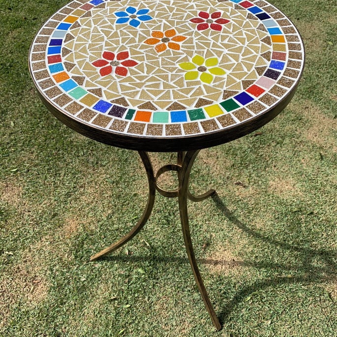 Mesa em Mosaico colorida