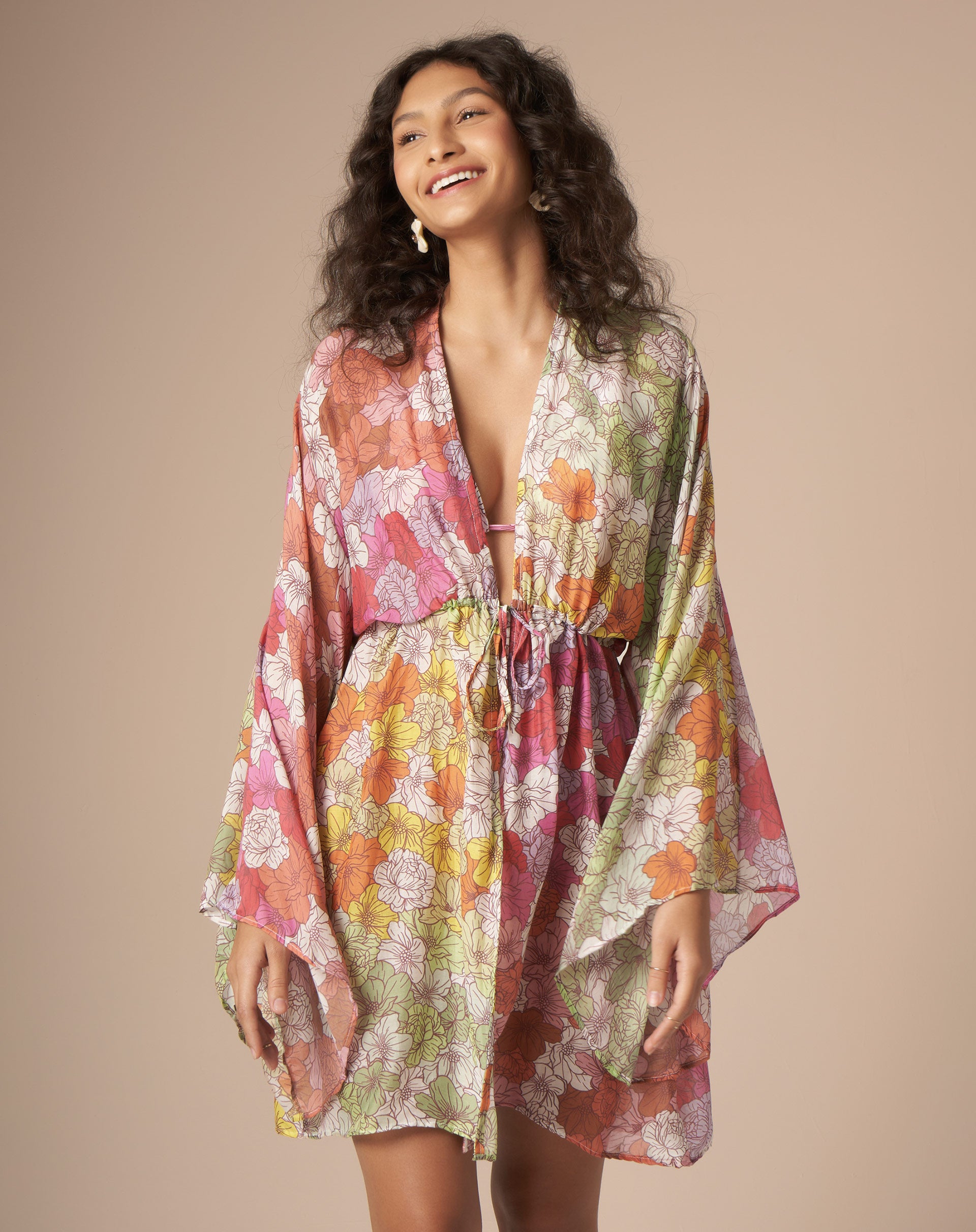 Kimono
  

  
    com
  

  
    Amarração
  

  
    de
  

  
    Seda