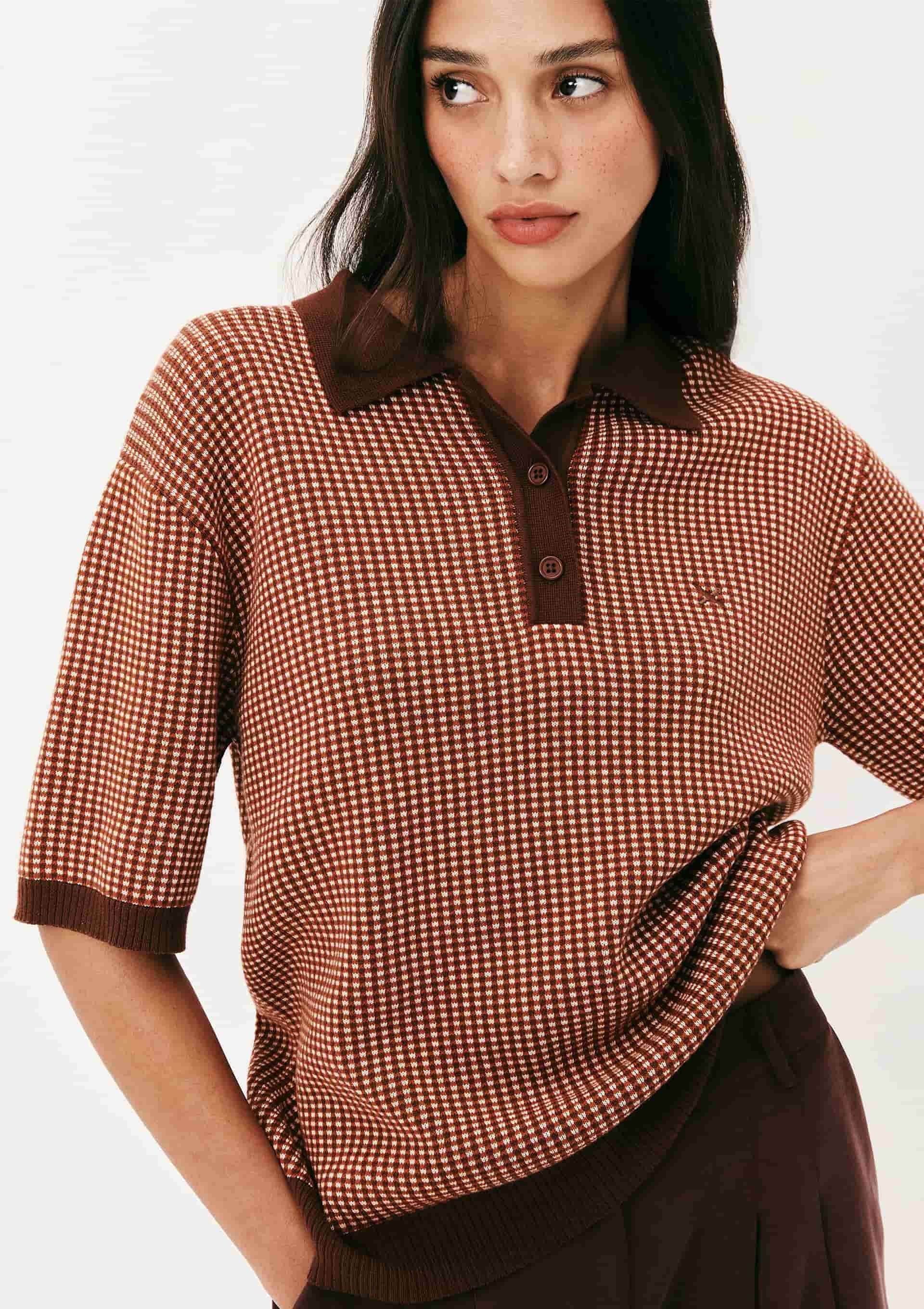 Blusa Polo Feminina Em Tricô Quadriculado - Marrom