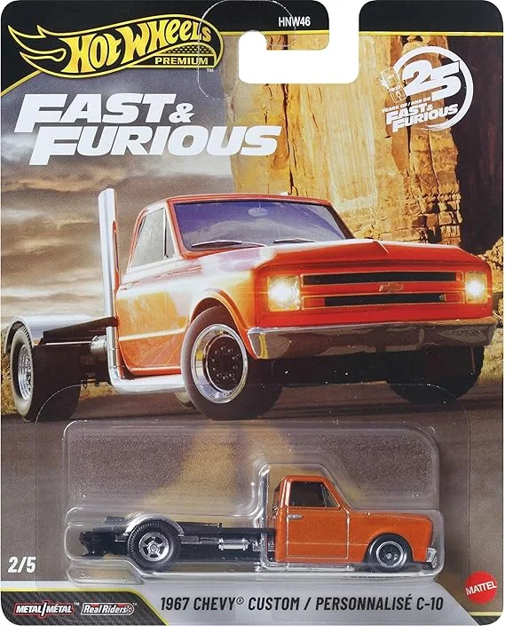 Acelere com o Hot Wheels® Collector Chevrolet C/K 1967, miniatura Fast & Furious 7 cm com corpo Metal/Metal™, pneus Real Riders™ e acabamento premium!