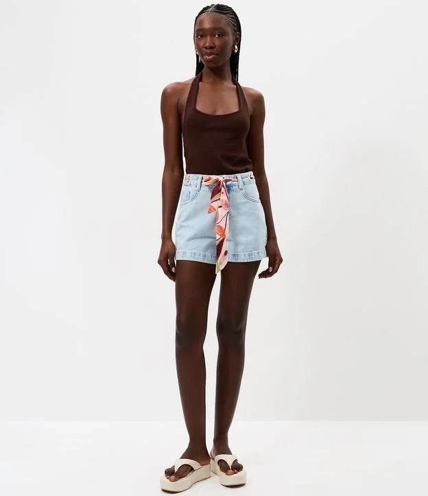 Short Slim em Jeans com Lencinho e Ilhós Metálicos