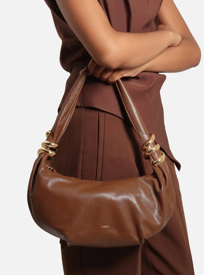 Bolsa Hobo Marrom Couro Média Argolas Douradas