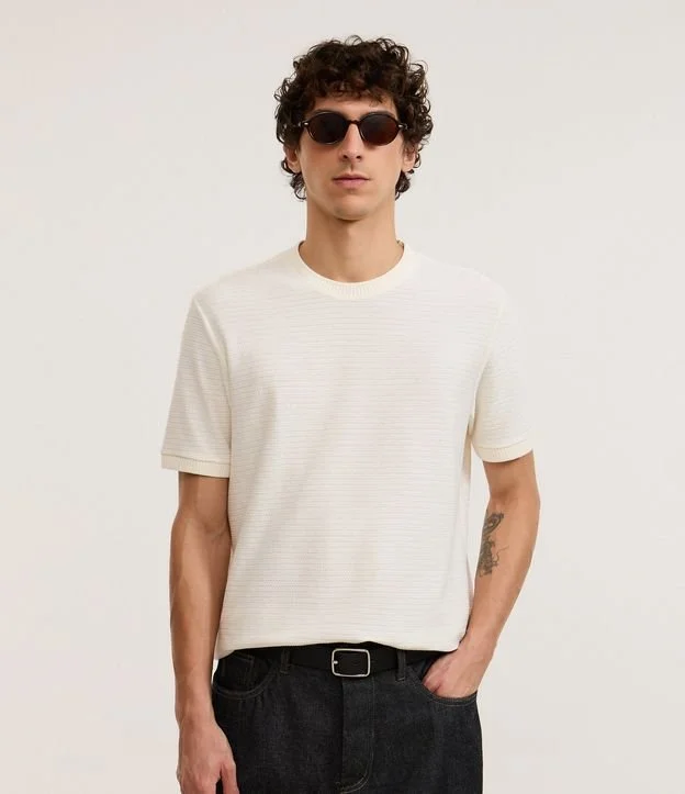 Camiseta Texturizada com Algodão e Gola Redonda