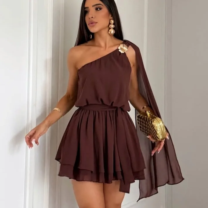 Macaquinho feminino curto fivela no ombro com capa e cinto móvel
