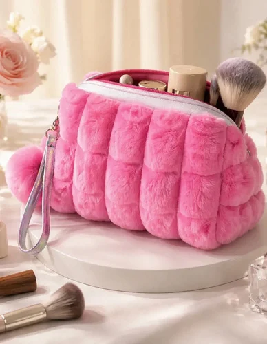 Estojo Necessaire Feminino Pelúcia Pompom Alça Escola Viagem