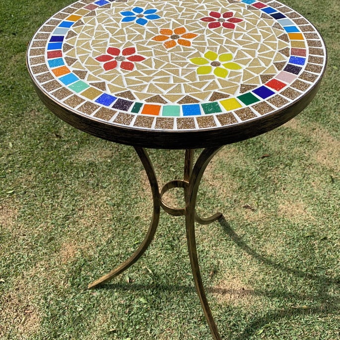 Mesa em Mosaico colorida