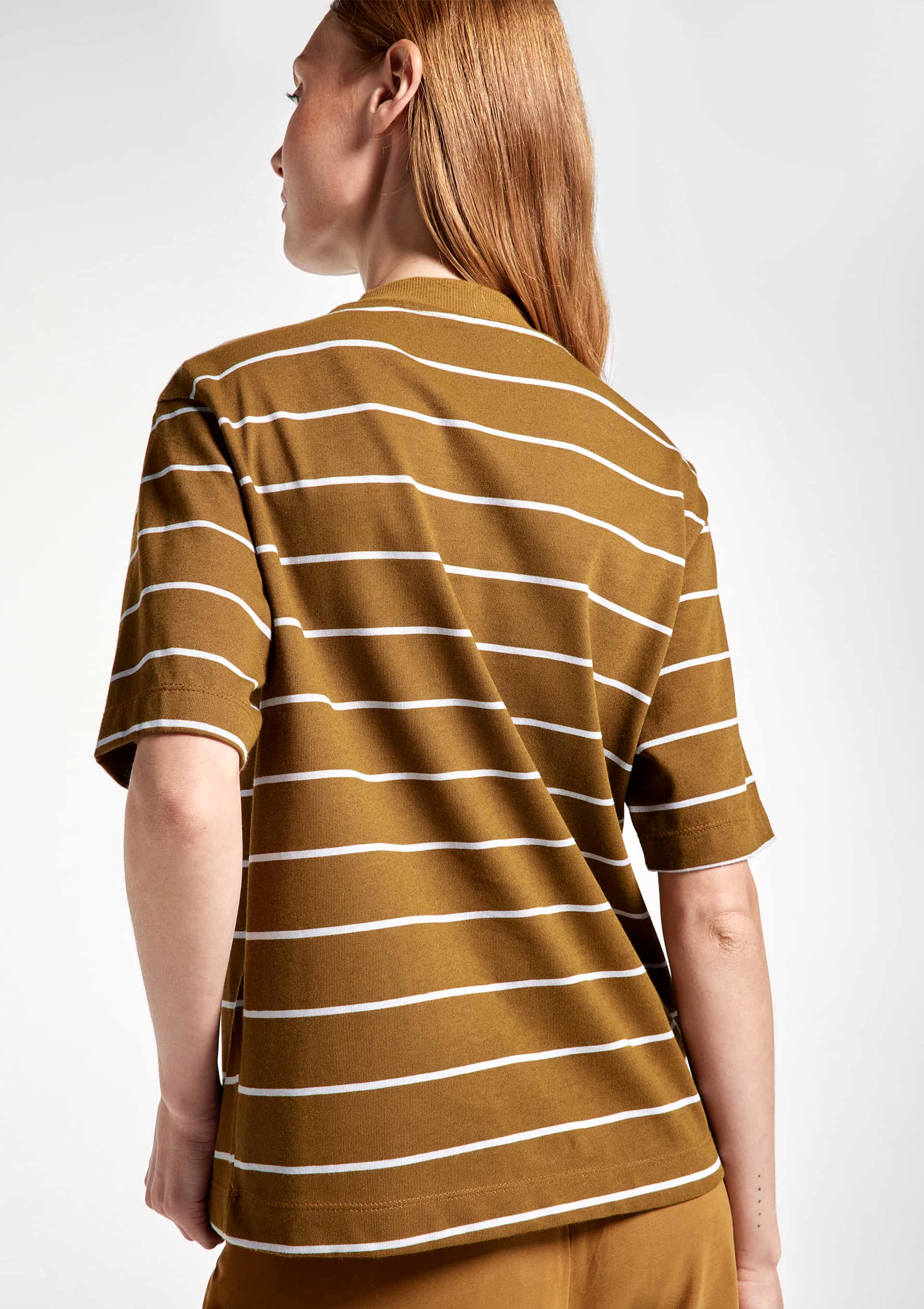 Camiseta Feminina Listrada Com Bolso - Marrom