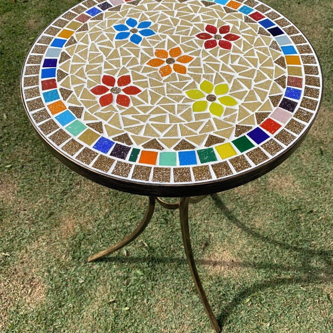 Mesa em Mosaico colorida