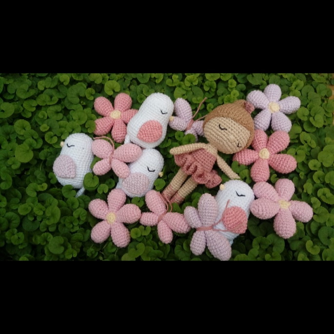 Mobile de Boneca com Flores e Borboletas