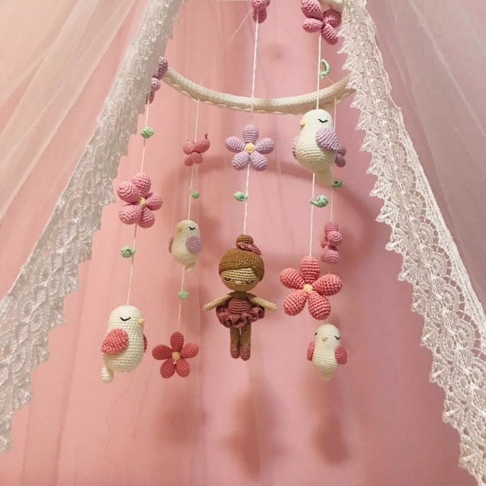 Mobile de Boneca com Flores e Borboletas