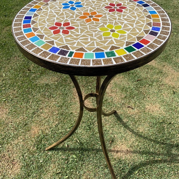 Mesa em Mosaico colorida