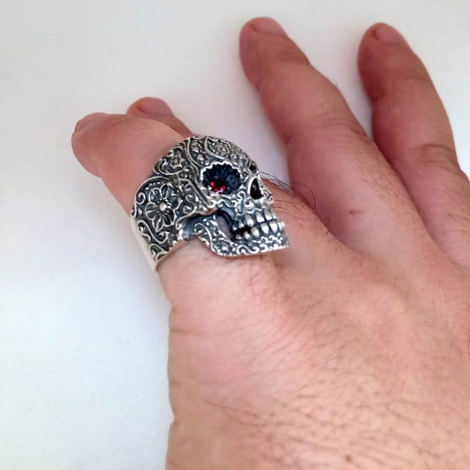 Anel Caveira em Prata Envelhecida Tatuada