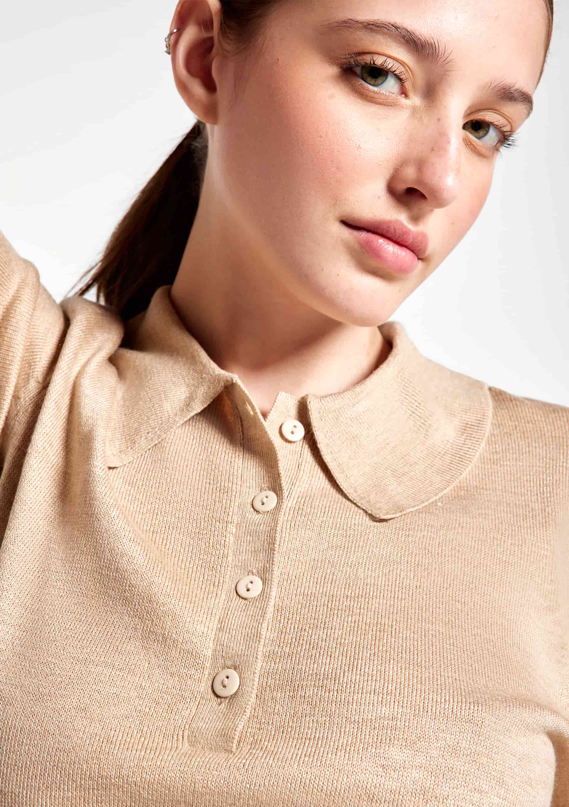 Polo Feminina Manga Curta Em Tricô Mesclado - Bege