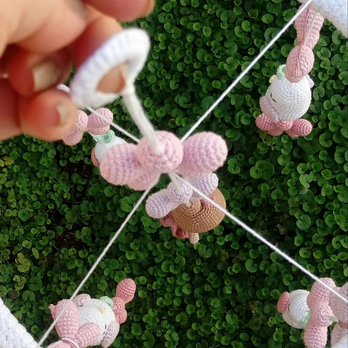 Mobile de Boneca com Flores e Borboletas