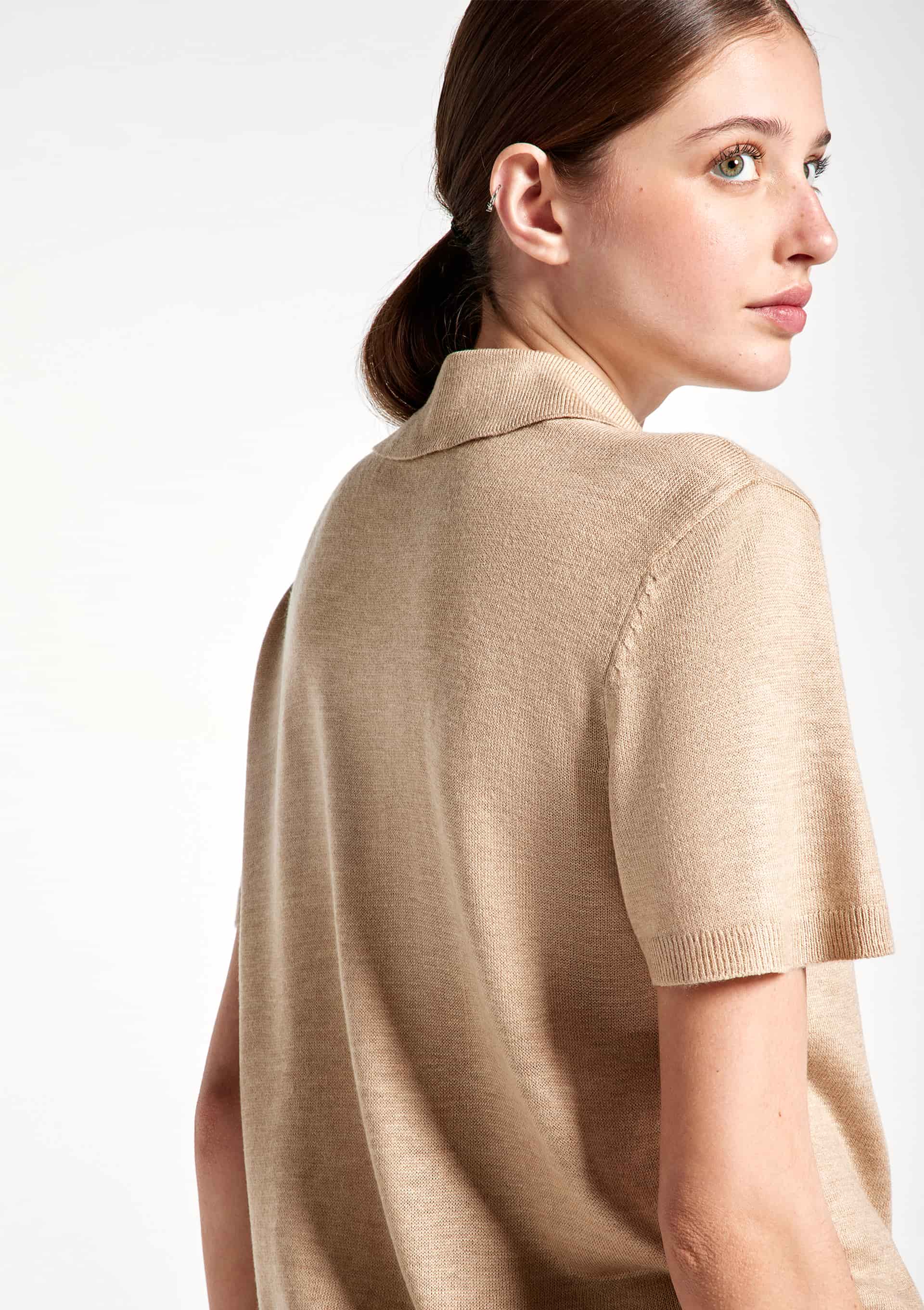 Polo Feminina Manga Curta Em Tricô Mesclado - Bege