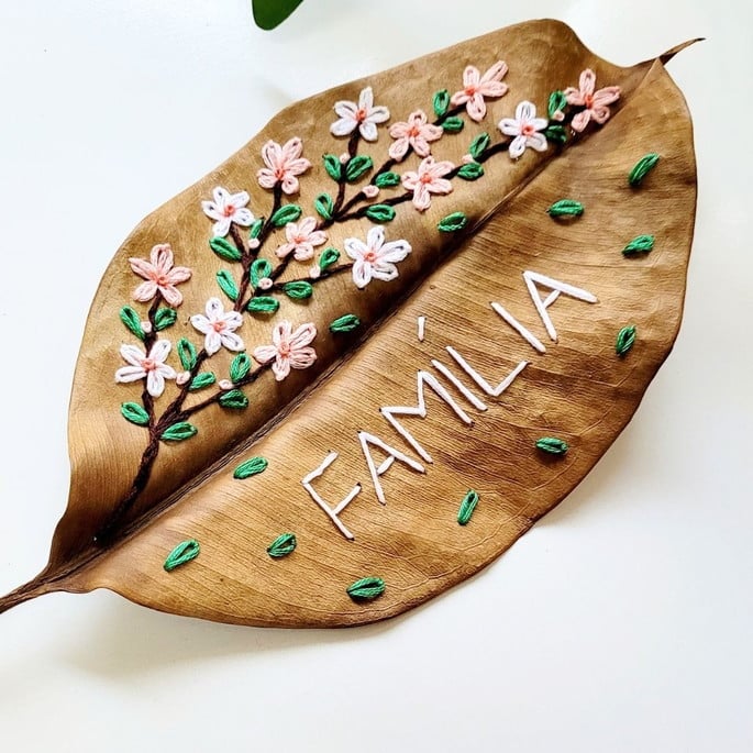 Folha Bordada Sakura na Caixa de Acrílico 15x21cm