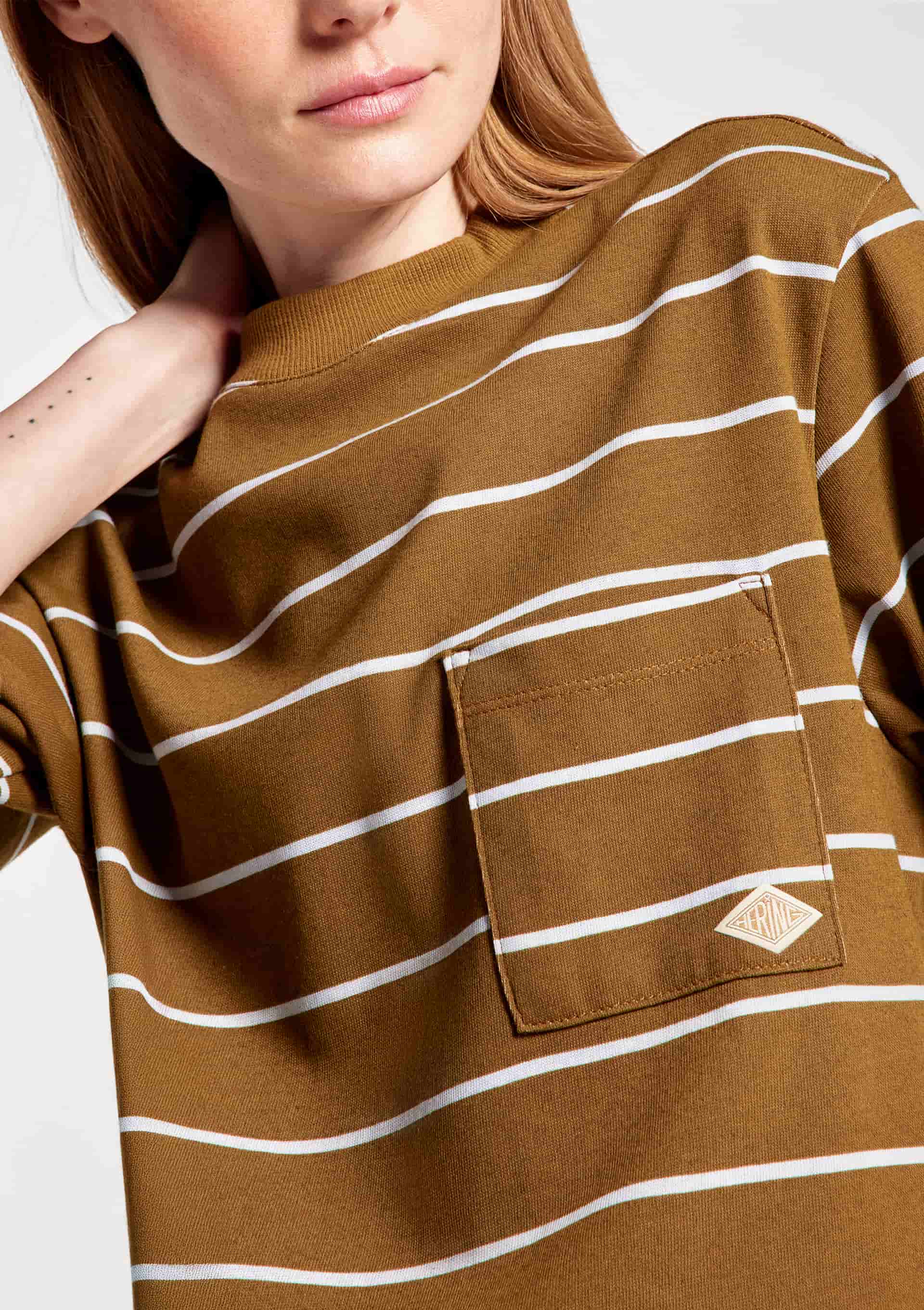 Camiseta Feminina Listrada Com Bolso - Marrom