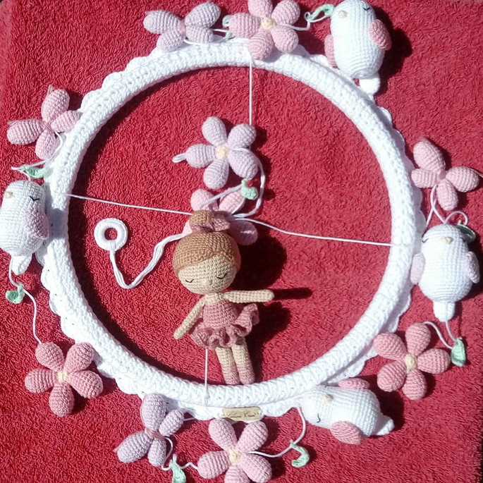 Mobile de Boneca com Flores e Borboletas