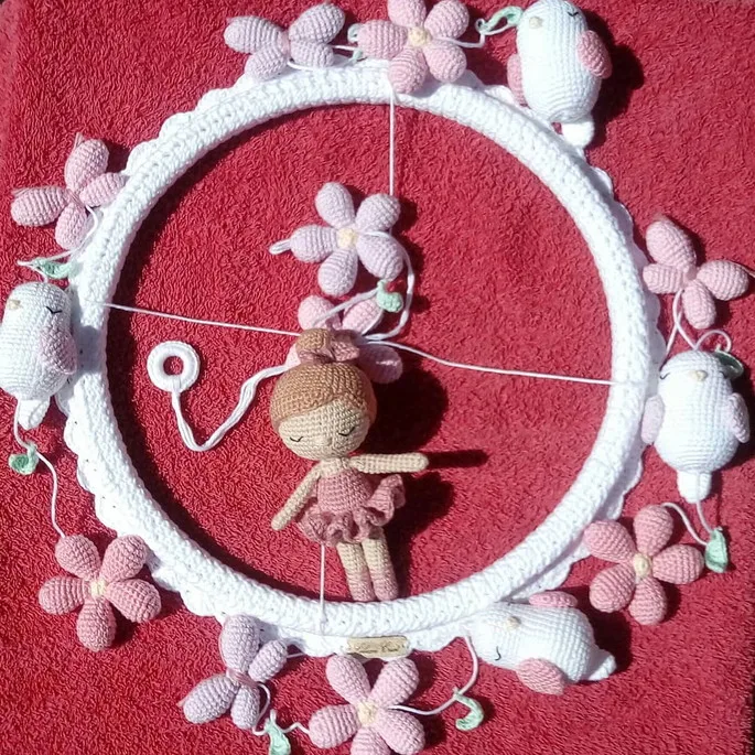 Mobile de Boneca com Flores e Borboletas