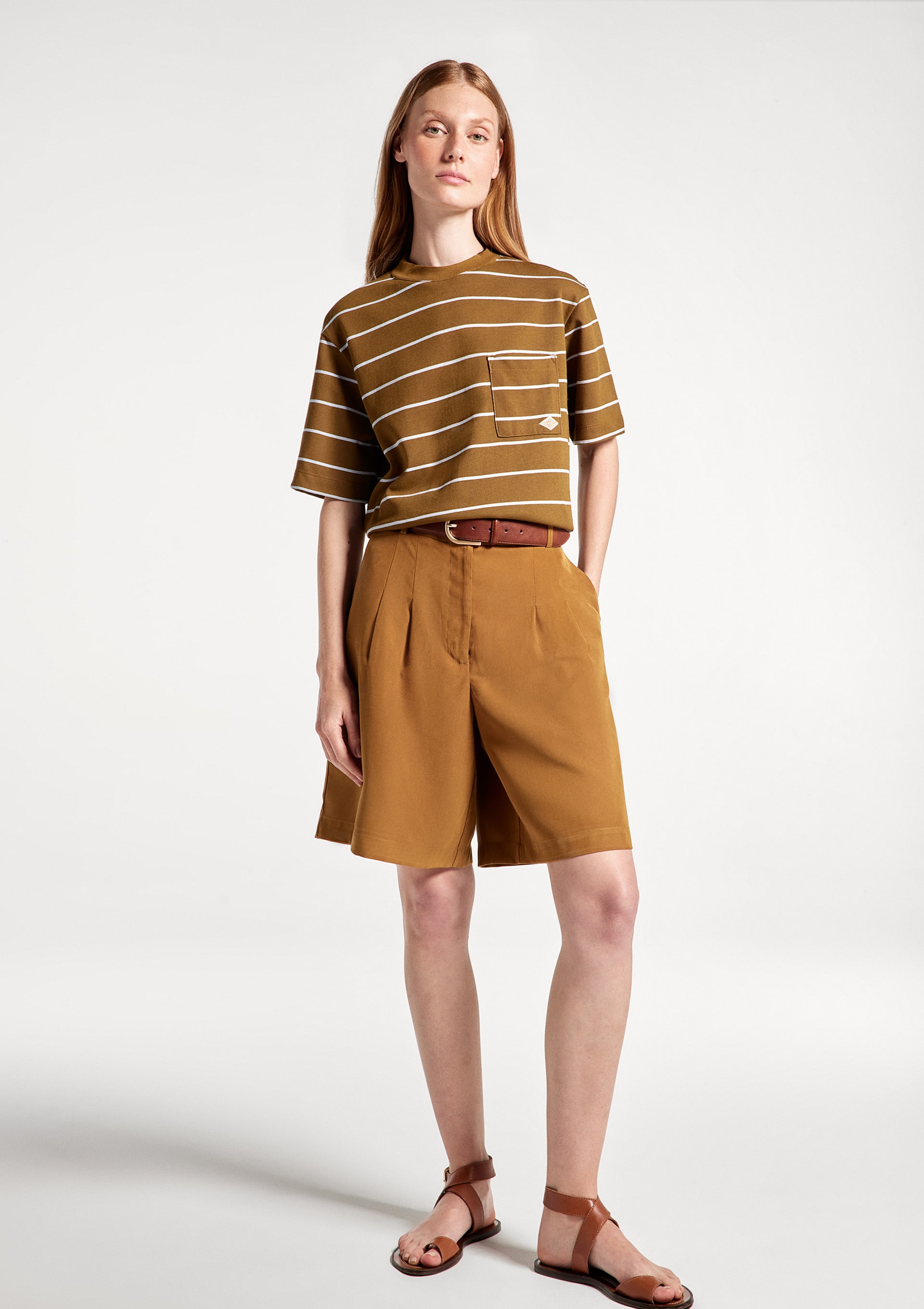 Camiseta Feminina Listrada Com Bolso - Marrom