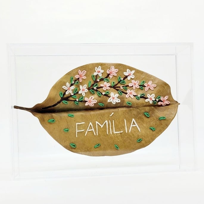 Folha Bordada Sakura na Caixa de Acrílico 15x21cm