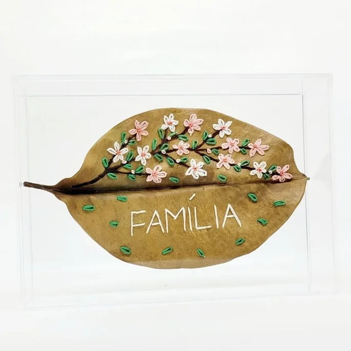 Folha Bordada Sakura na Caixa de Acrílico 15x21cm