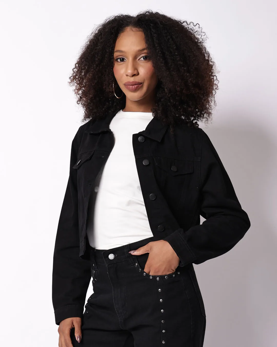 Jaqueta Sarja Feminina Cropped com Bolsos Preta