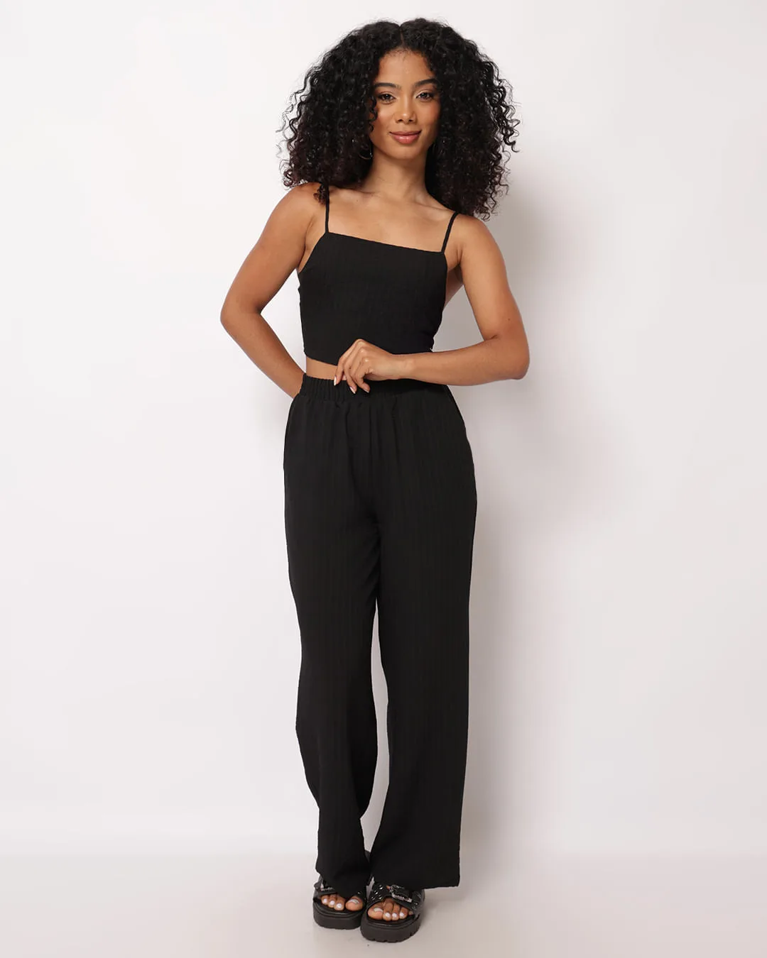 Calça Feminina Berry & Co. Reta Texturizada com Bolsos Preta