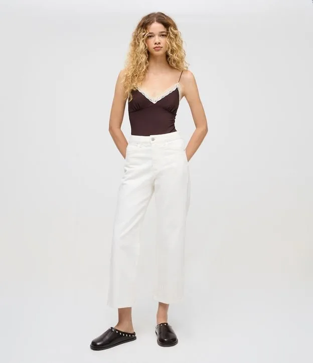 Calça Reta Cropped em Sarja com Cintura Alta