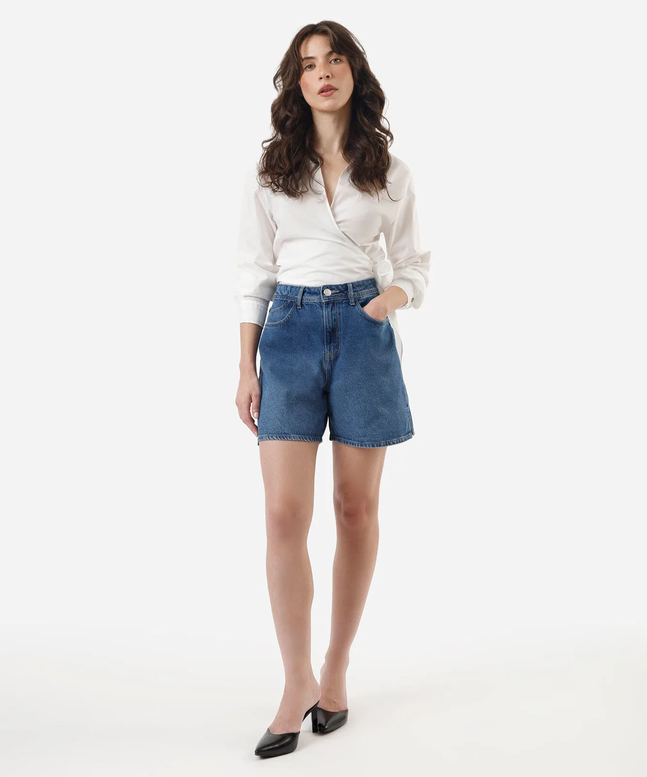 bermuda mom feminina jeans com fendas cintura alta azul