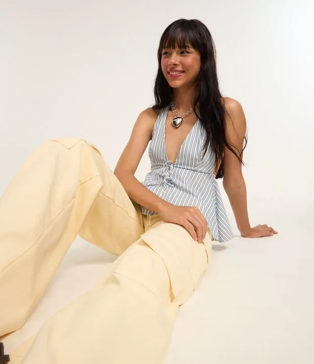 Calça Wide Leg em Sarja com Cintura Alta e Bolsos Cargo