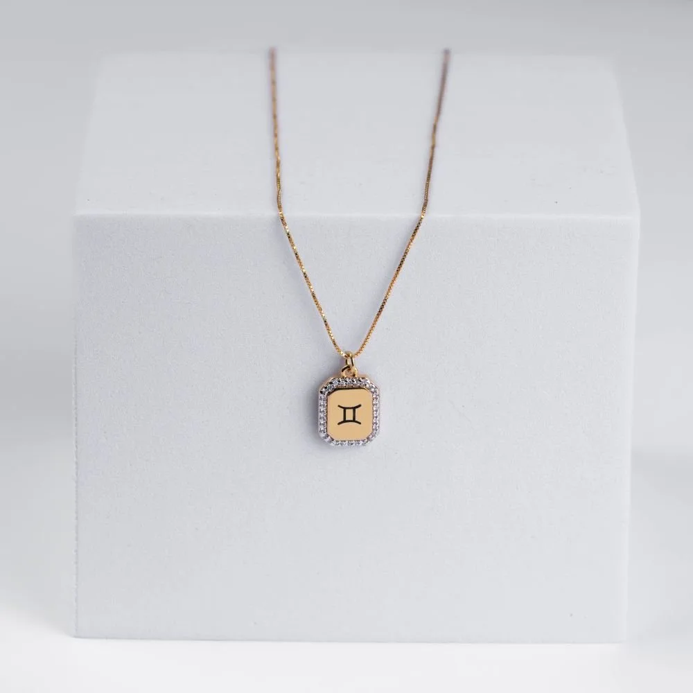 Colar com Pingente Medalhinha Signo Gêmeos Cravejado Semijoia Banhado a Ouro Ania Store