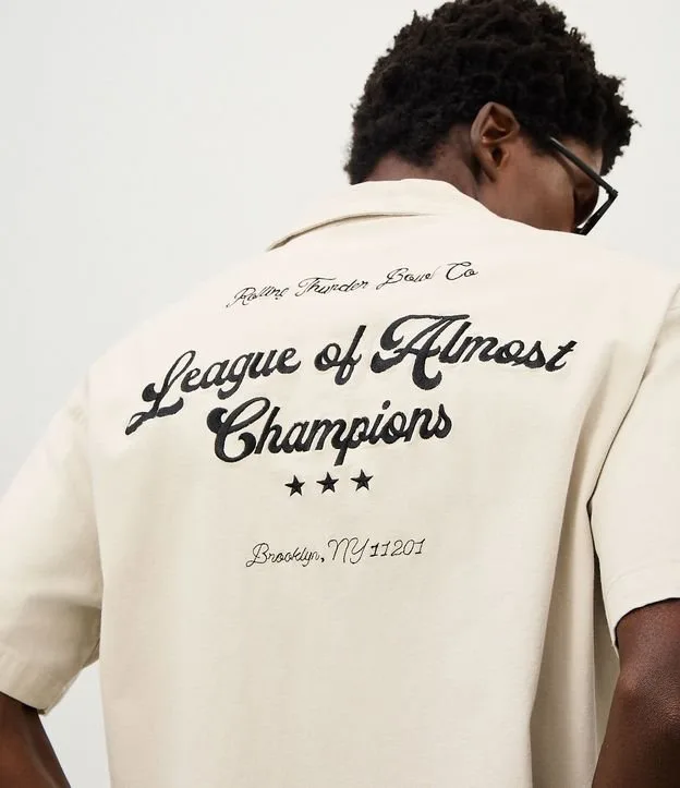 Camisa Boxy em Algodão Texturizado e Estampa Lettering Bordado