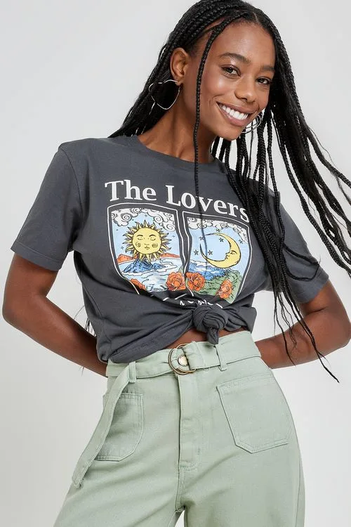 Camiseta Feminina Cinza Escuro Estampa The Lovers Tarot Sol e Lua