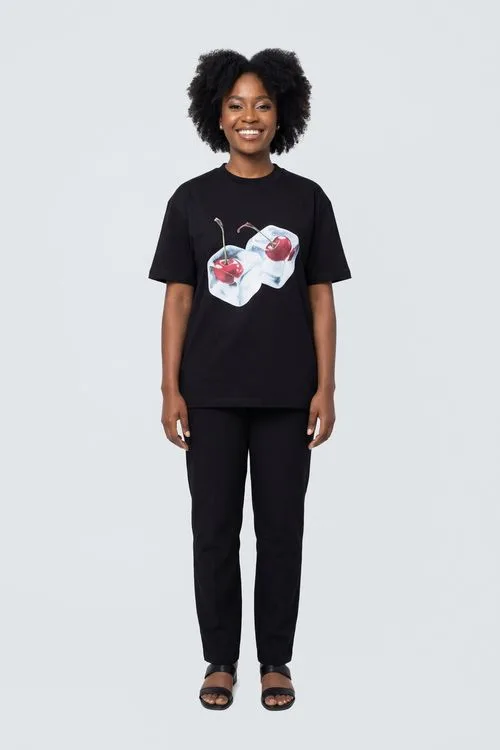 Blusa Feminina Alongada Preta Cerejas no Gelo