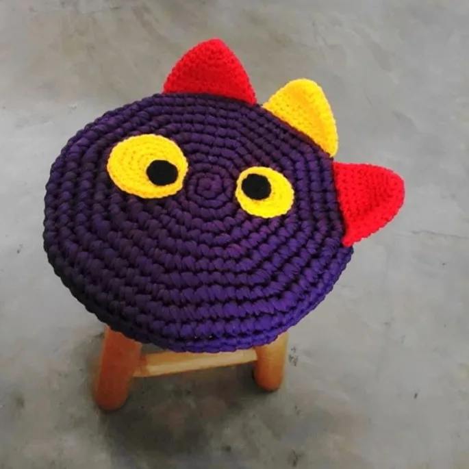 Banquinho Monstrinho de Croche
