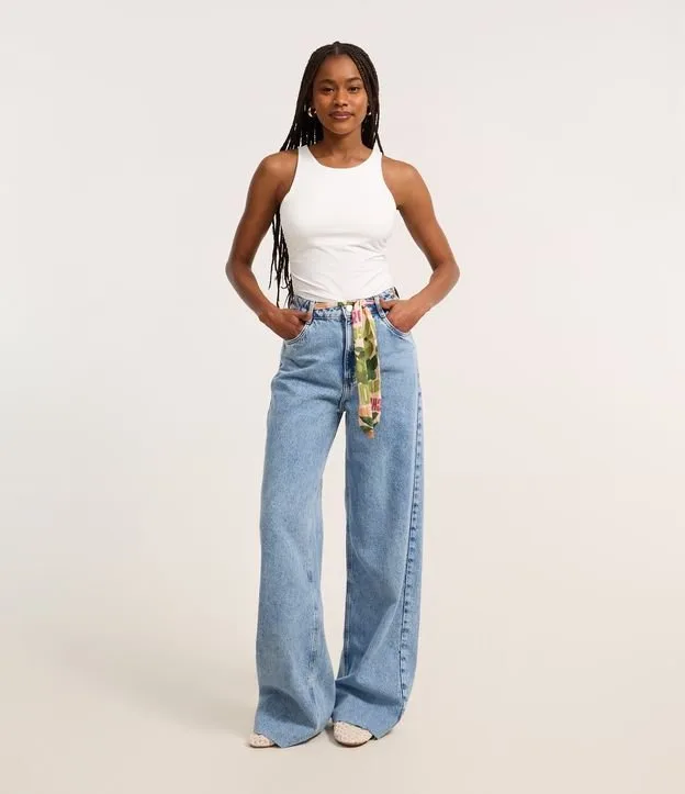 Calça Wide Leg em Jeans com Cinto Lenço e Ilhós