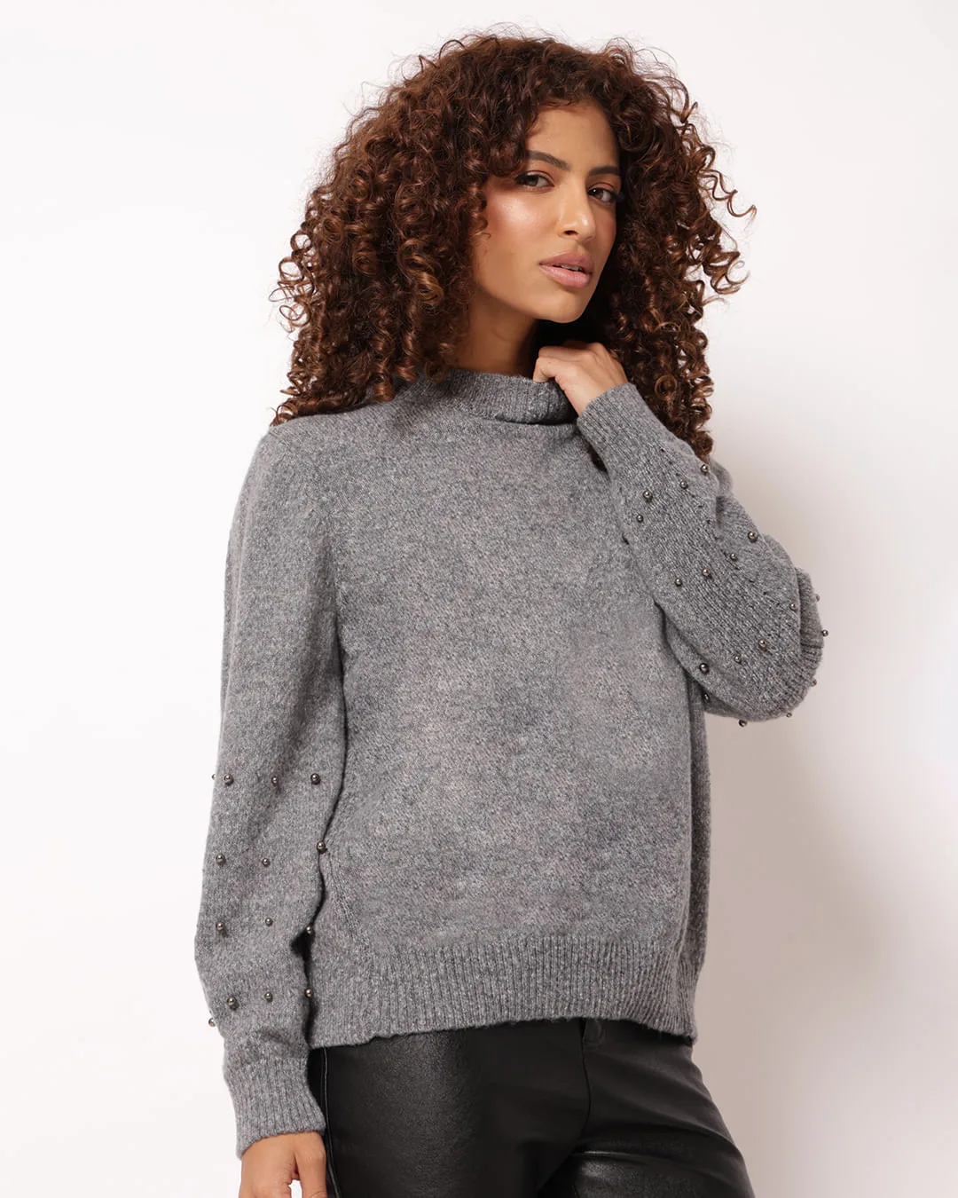Suéter Feminino Tricô com Pérolas Cinza