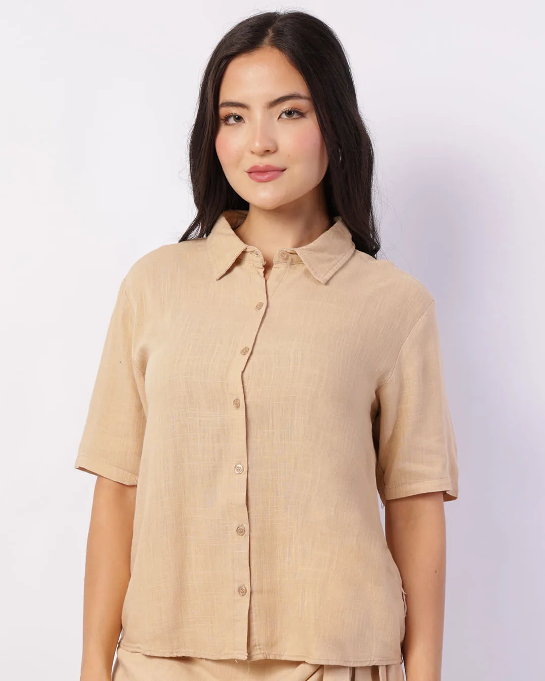 Camisa Feminina Berry & Co. Viscolinho Manga Curta Bege