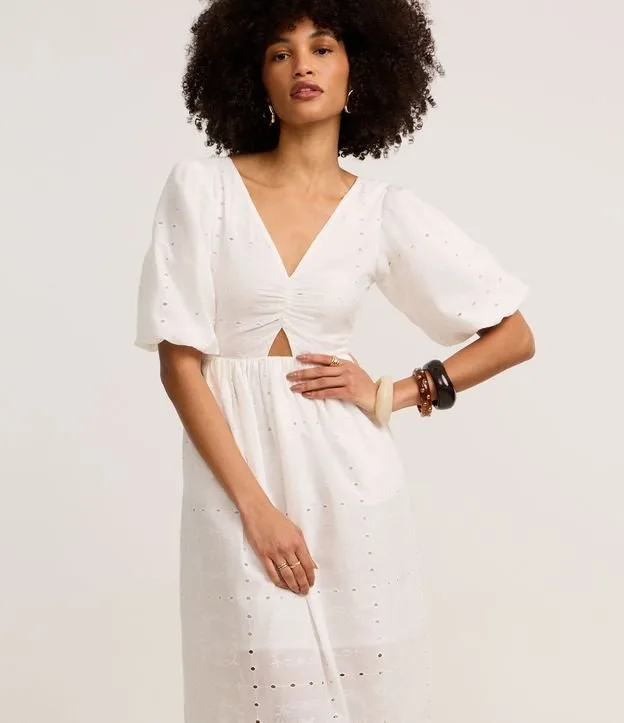 Vestido Reto Longo em Laise com Furos e Bordado de Folhagem