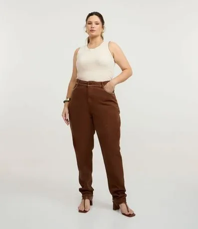 Calça Mom em Sarja com Bordado no Bolso Curve & Plus Size