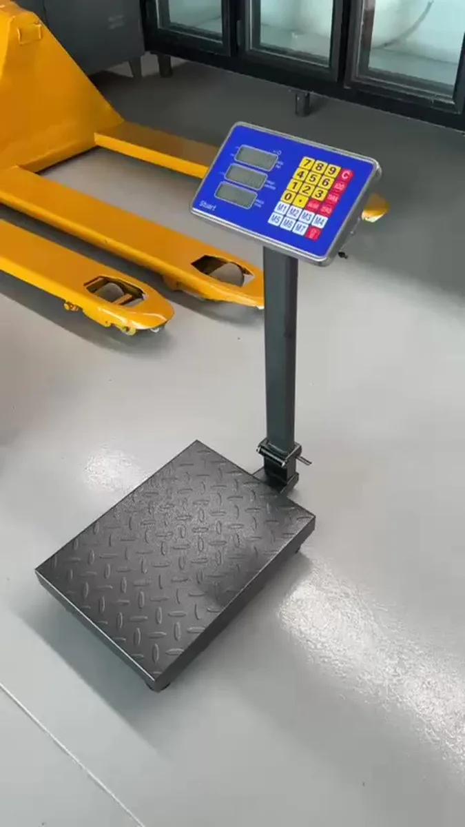 Balança De Plataforma Digital Suporta 200kg Com Coluna E Base Antiderrapante Resistente 40x30cm C/ Led Bivolt 110V 127V 220V - Bateria Integrada - Traduzida Em Português - Cor Cinza - Stuart