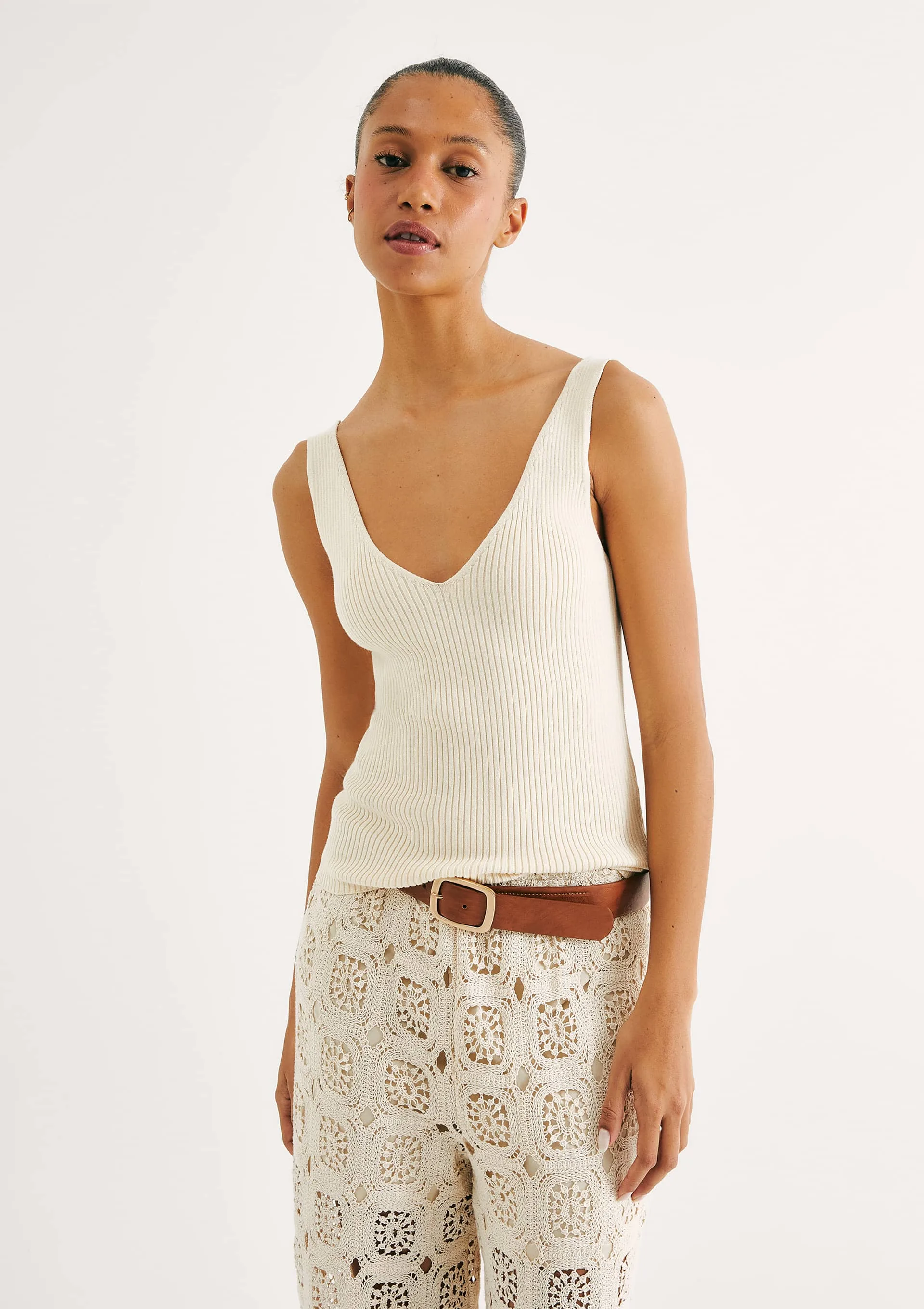 Regata Feminina Decote V Em Tricô Leve - Off white