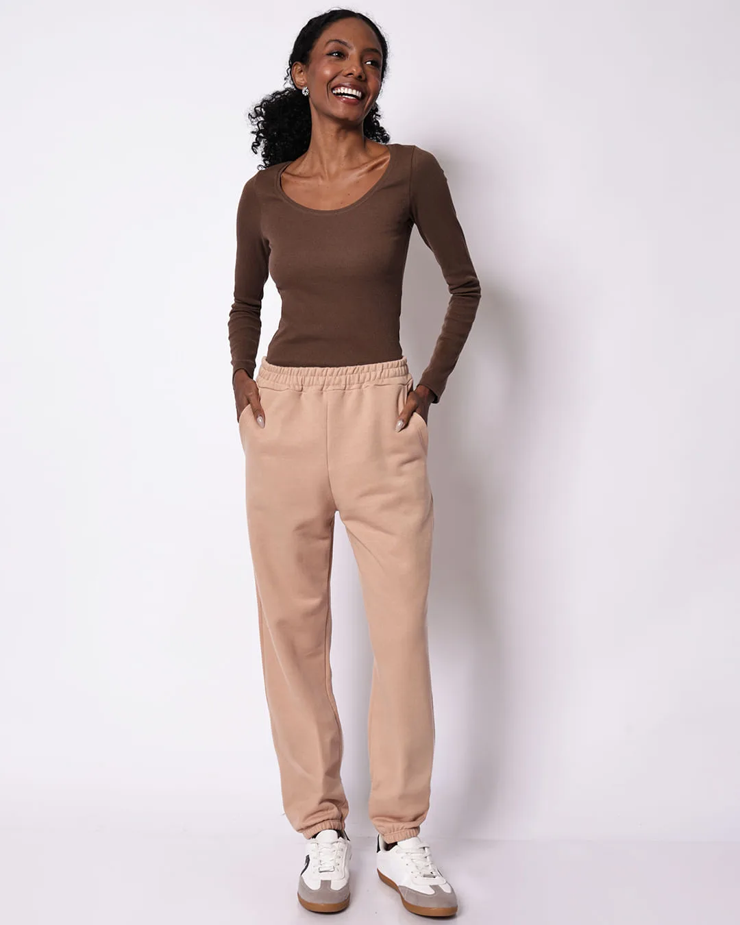 Calça Moletom Feminina Jogger com Bolsos Bege