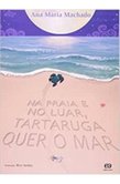 Na praia e no luar, tartaruga quer o mar
